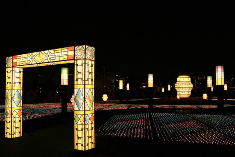 “Taisho Roman Light Garden” merupakan area yang memungkinkan pengunjung untuk merasakan ke-otentikan “TOKYO MEGA ILLUMINATION”. Di sini juga terdapat lampu bermotif seperti stained glass berukuran besar dan kecil.
