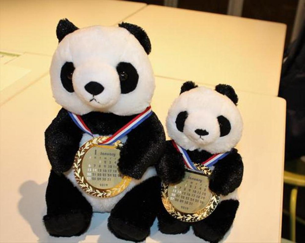 Cocok juga sebagai hadiah. “Panda nuigurumi calendar/Kalender boneka panda” dengan harga 2.160 yen (panda besar/kiri) dan 1.620 yen (panda kecil/kanan)
