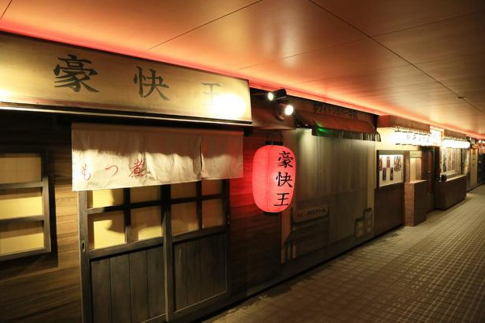 “Showa Tadaima Yokocho” merupakan jalan dengan pertokoan yang papan namanya menggunakan nama kuda yang dulu pernah memenangkan Tokyo Daishoten. 
