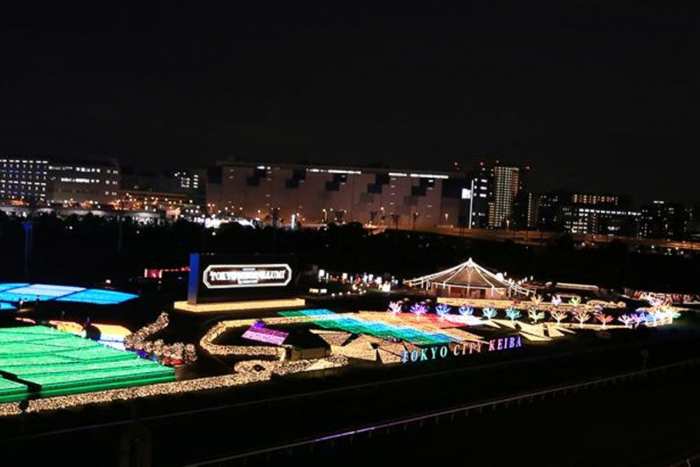 Pemandangan “Time Travel Zone”, iluminasi warna-warni yang menghiasi uchibaba (bagian dalam area pacuan yang berbentuk lingkaran), di dalam area pacuan yang diambil dari lantai 5 L-WING.
