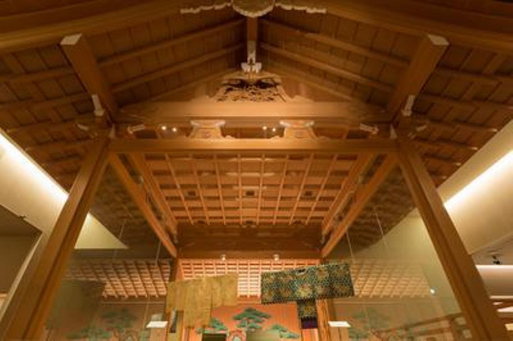 Ruang galeri keempat yang dibuat dari kayu cemara Jepang, mereproduksi panggung pertunjukan Noh yang berada di depan aula di Ninomaru Goten di kastil Nagoya