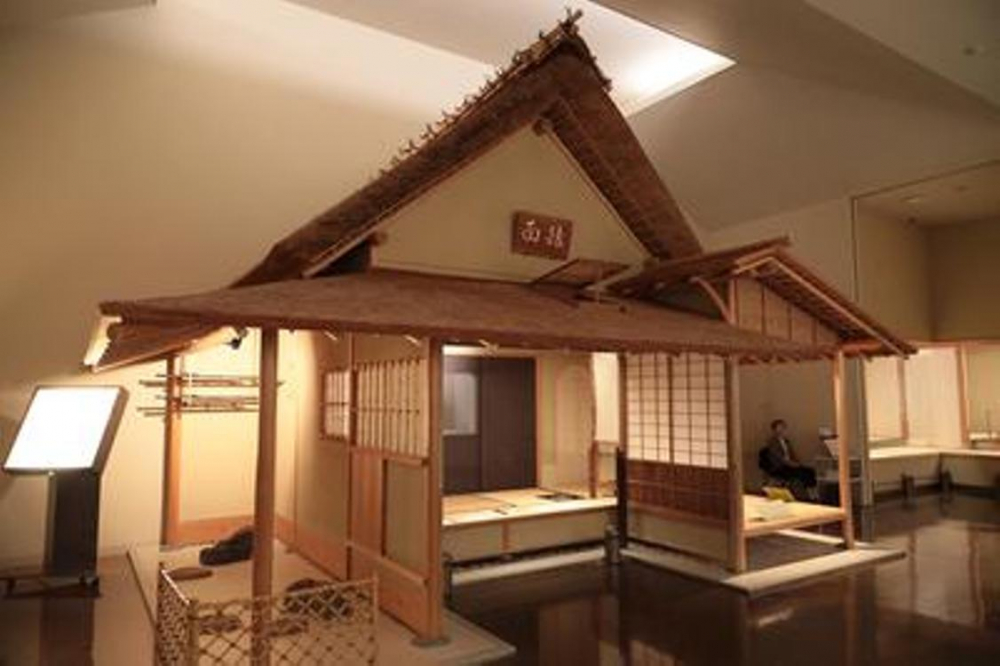 Ruang galeri kedua memperkenalkan budaya upacara minum teh. Reproduksi ruang teh yang dipindahkan dari kastil Kiyosu yang merupakan puri Oda Nobunaga ke Ninomaru Goten di kastil Nagoya