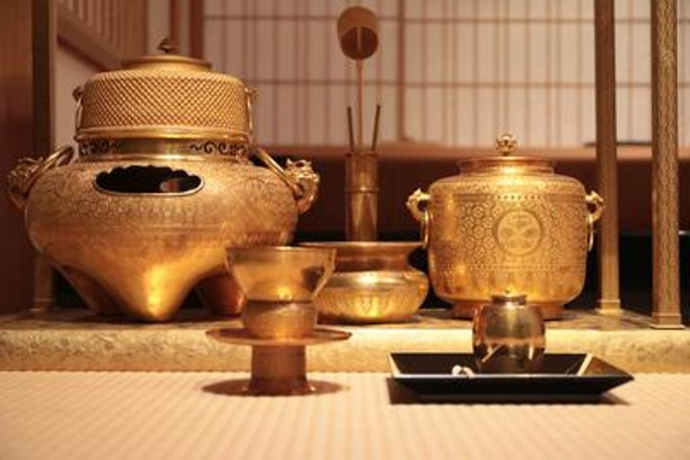 Properti Warisan Budaya “Peralatan minum teh yang terbuat dari Emas”
