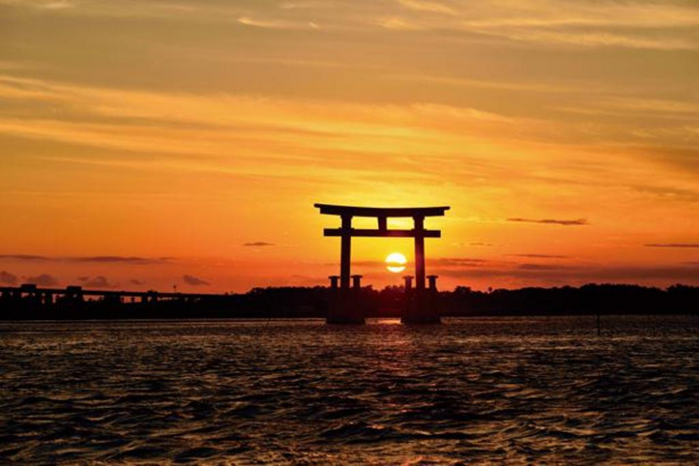 “Bentenjima Seaside Park”, tempat menikmati pemandangan matahari terbenam melewati torii pada sore hari
