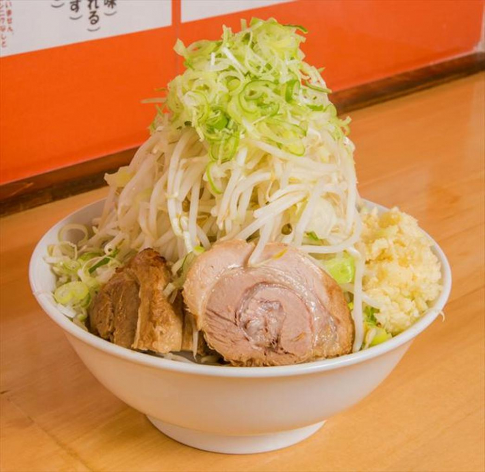 Ramen buta hitokire (yasai mashi-mashi, ninniku mashi-mashi, negi-iri)/ramen dengan potongan daging babi dengan sayur dan bawang putih super banyak dan daun bawang
