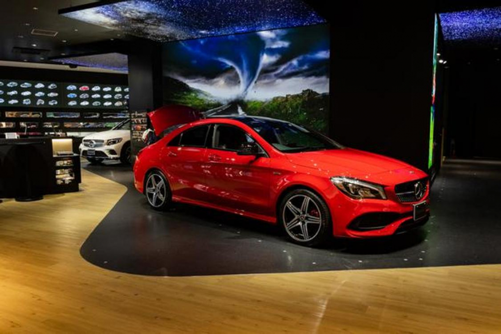 Bagian dalam toko Mercedes-Benz yang menawarkan produk mobil dan banyak barang lainnya. Toko ini tidak menjual mobil bekas, melainkan mobil baru yang digunakan sebagai mobil display ataupun mobil untuk dicoba. 