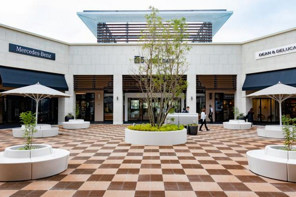 Jalan menuju bagian dalam outlet melalui Welcome Hall. Pengunjung disambut dengan brand Mercedes-Benz di sebelah kiri dan Dean & DeLuca di sebelah kanan. Keduanya merupakan brand pertama yang membuka toko di outlet.