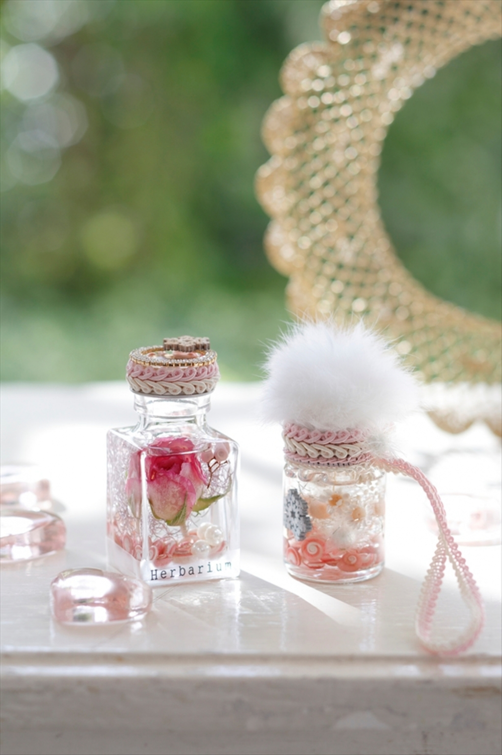 “Herbarium, Petit Bottle Set”, 1 set yang terdiri dari 2 botol kecil berwarna pink yang cantik