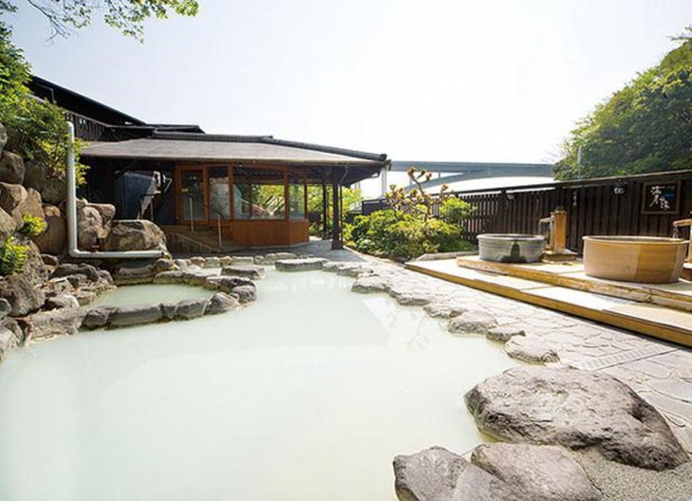 Yuya Ebisu / Bath House adalah pemandian air panas sederhana dan pemandian air panas dengan warna air putih susu