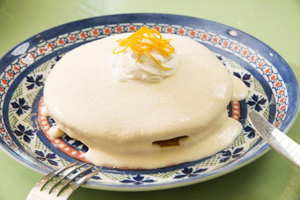 “Lilikoi Pancake” seharga 1.382yen. Adonan lembut yang menggunakan meringue cocok dipadukan dengan saus markisa yang asam 