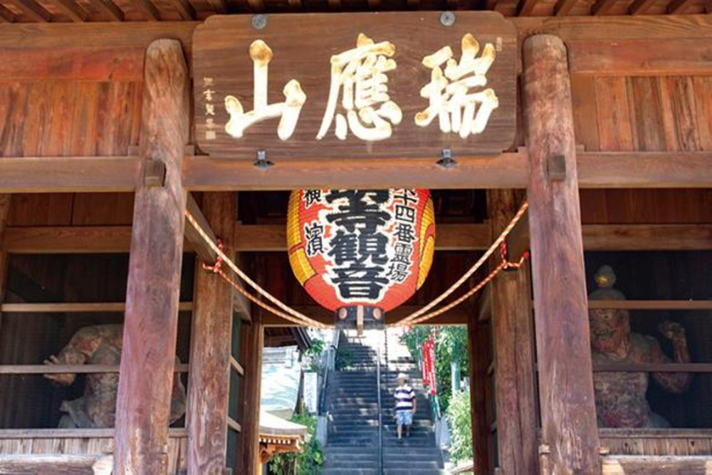 Di kanan dan kiri gerbang Nio diletakkan patung Kongorikishi (patung Nio) yang merupakan aset budaya berbentuk Yokohama