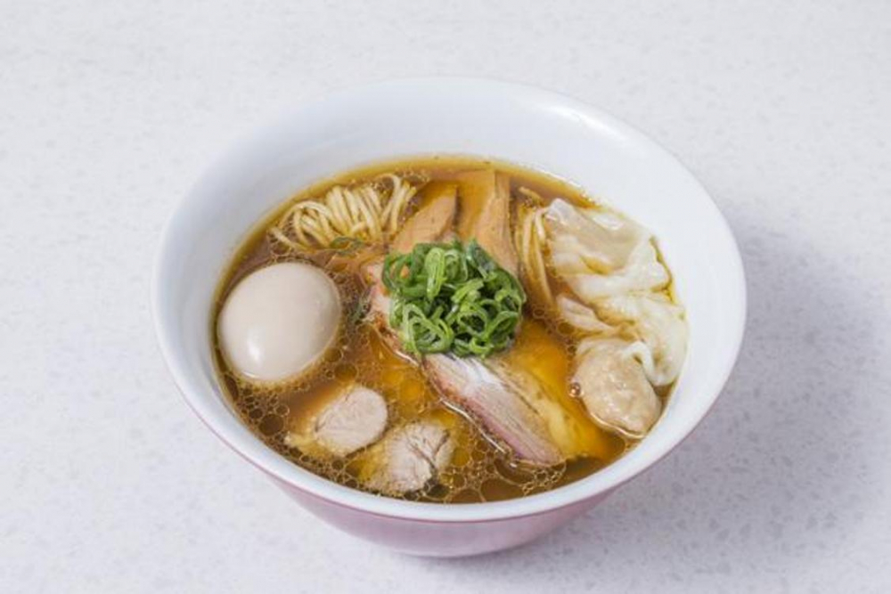 “Tokusei Shoyu Ramen” seharga 1.100 yen dengan topping Buta-katarosu Ni-buta chasu (sejenis masakan daging  pundak babi rebus), Yaki-bara chasu (sejenis masakan daging perut babi bakar), telur ayam Nagoya-chochin rebus setengah matang, dan dua buah wantan.    