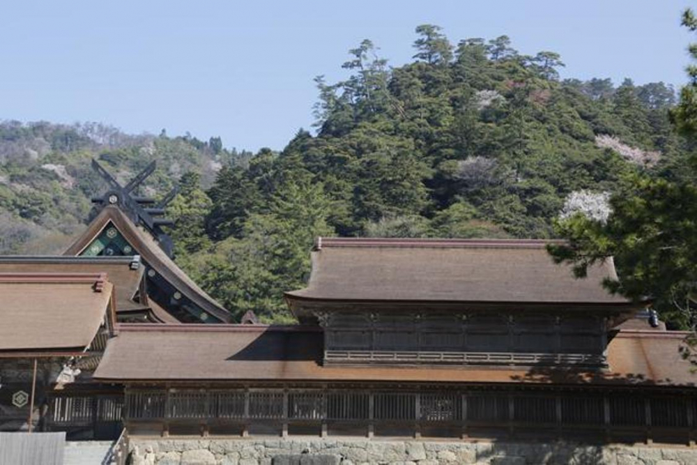 Izumo Taisha. Selain menjadi latar mitos, kuil bersejarah ini juga tercatat di dalam Kojiki dan Nihon Shoki (buku sejarah kuno Jepang) (Gambar aula utama dan Kansairo (salah satu nama bangunan di dalam kuil)