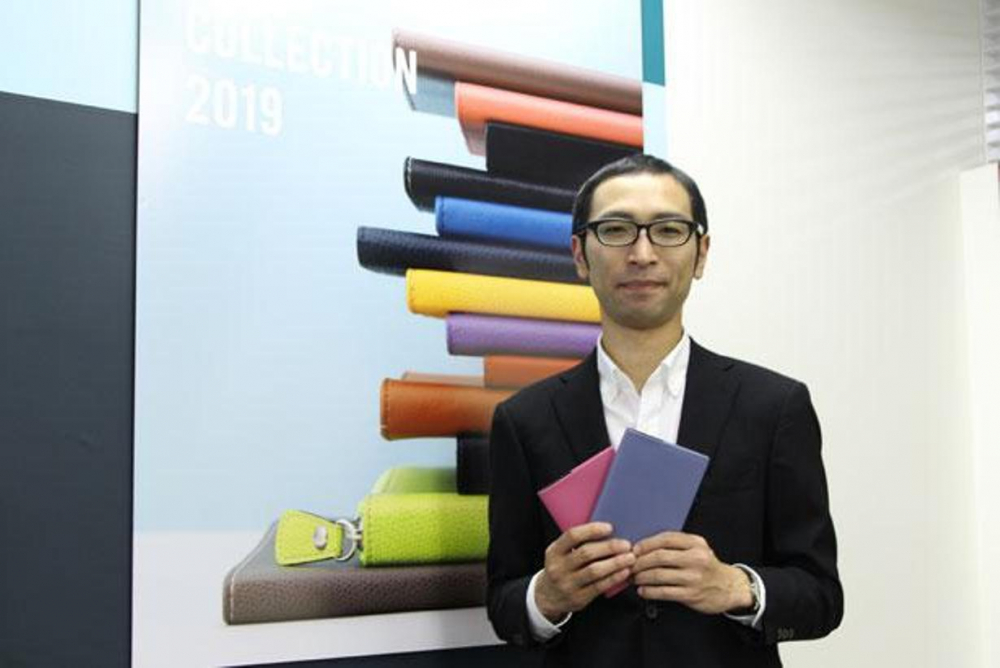 Masuda Yoshiyuki-san, Group Chief Sales and Marketing Quo Vadis Japan. Yang dipegangnya adalah warna baru smokey color yang ditambahkan pada sampul kulit sintetis “Soho”.