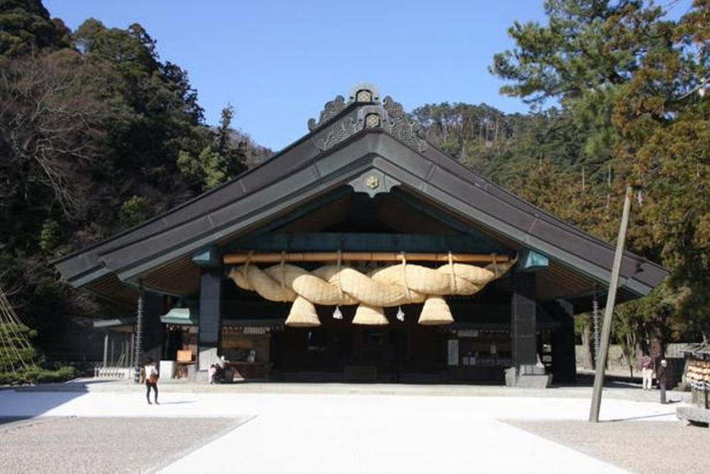 “Oshimenawa” yang baru saja diganti dengan yang baru setelah 6 tahun di Kaguraden (tempat pertunjukan aneka tarian dan nyanyian yang didedikasikan untuk Dewa Shinto) di Kuil Izumo Taisha