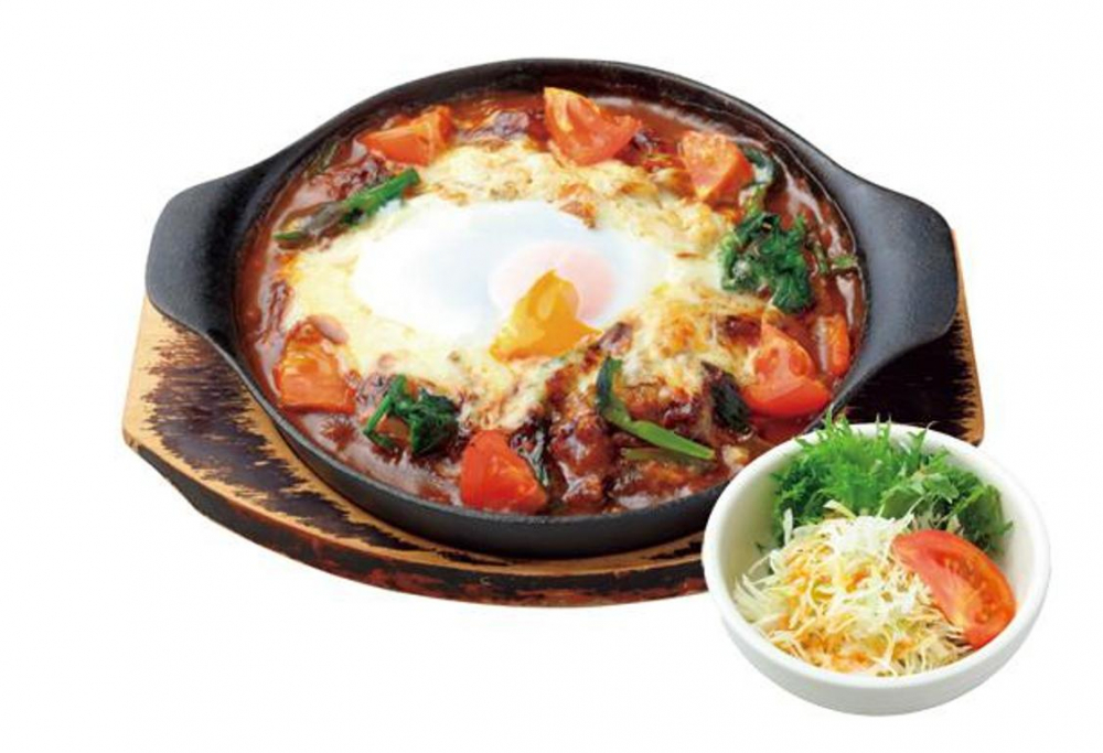 Kekayaan rasa yang dihasilkan oleh hatcho miso dari hidangan “Hatcho miso kaoru Okazaki ouhan egg curry doria” seharga 980 yen. 