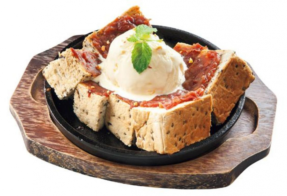 “Teppan Ogura toast” seharga 650 yen. Desserts  dengan sensasi “panas dan dingin” ini dimakan dengan pisau dan garpu. 