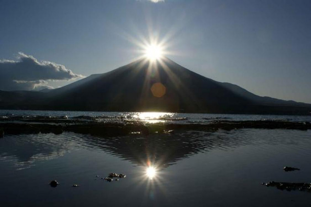 Diamond Fuji yang memperlihatkan pemandangan fantastik matahari terbenam di belakang gunung Fuji
