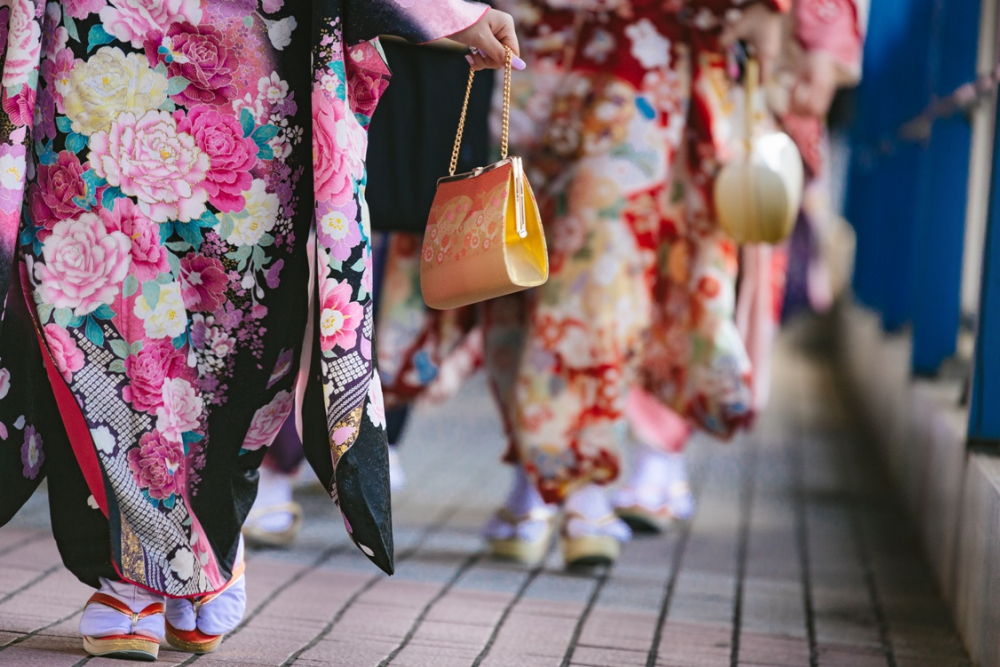 Gadis Jepang menuju tempat upacara Seijin Shiki 