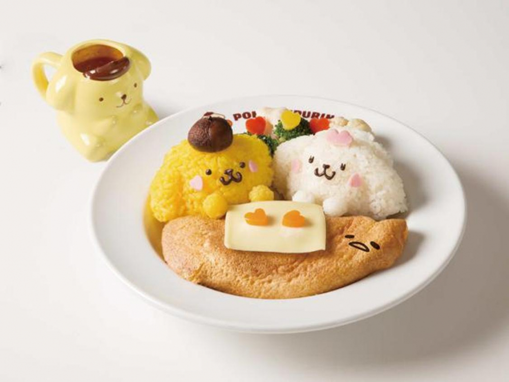“Okotade Poka-Poka Souffle Omurice” dengan harga 1.393 yen untuk makan di tempat. Dijual dengan harga 1.717 yen untuk take away (termasuk mug) / (c)1996, 2013, 2019 SANRIO CO., LTD. APPROVAL NO.S593875