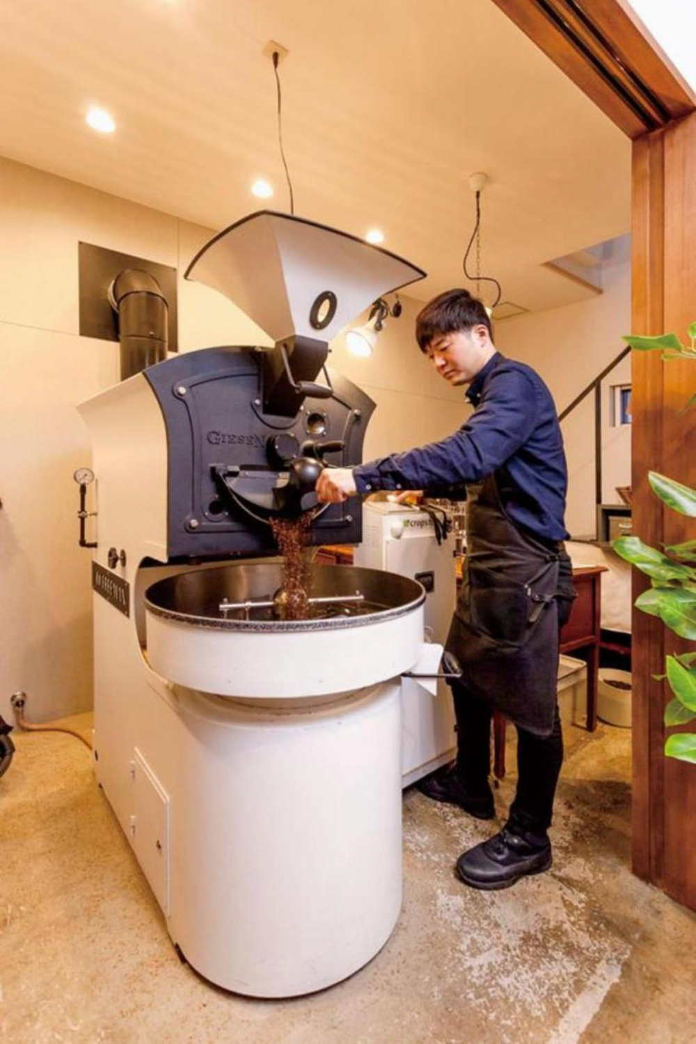 Eguchi-san (pemilik kedai) yang menghadap mesin roasting