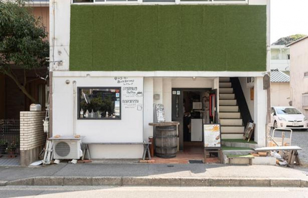 Kedai ini tetap mencolok meskipun berada di kawasan Ropponmatsu yang ramai dengan kedai kopi terkenal