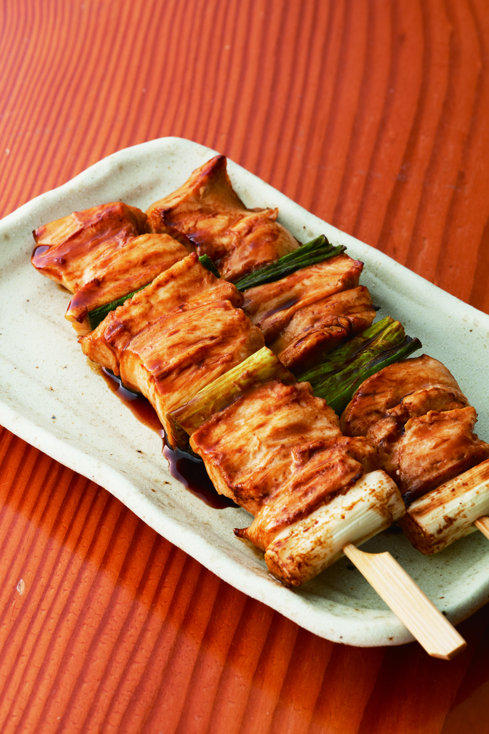 Meibutsu Kizokuyaki, yakitori berupa daging paha yang lengas dihidangkan dengan bawang Welsh, tersedia dalam rasa garam, saus, atau rempah. 