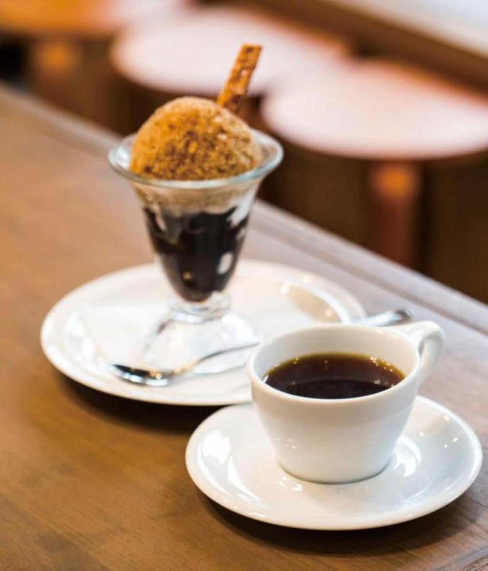 Coffee Parfait dengan jeli kopi dengan fresh cream di atasnya dan diberi Granita coffee seharga 680 yen. Dengan biaya tambahan 350 yen, dapatkan juga paket dengan kopi.