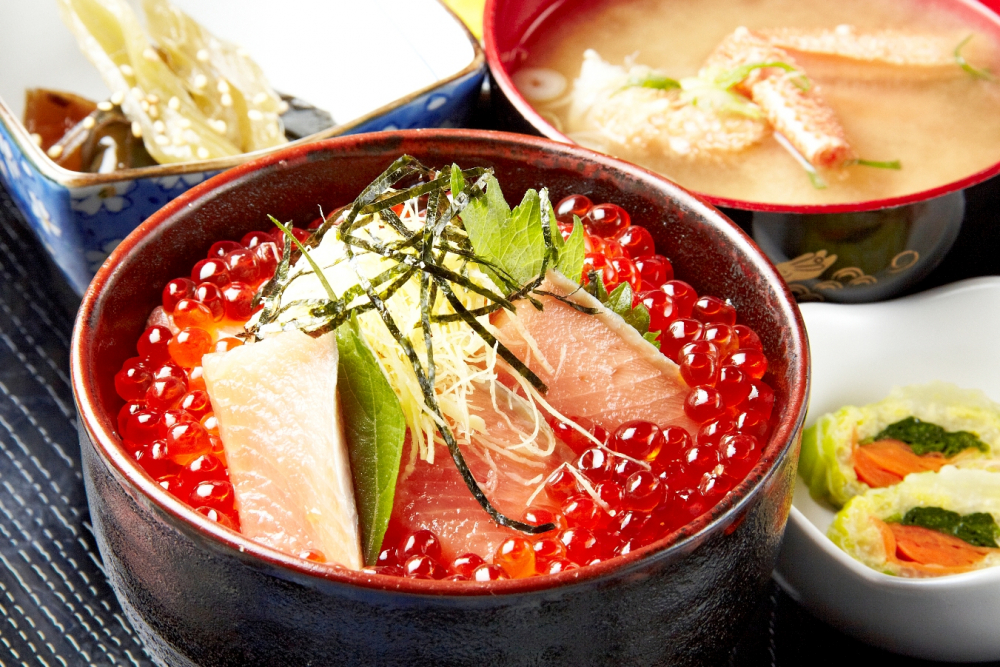 Set “Rausu no Oyako-don” (1.680-1.880 yen) dengan sup kepiting miso lauk lainnya