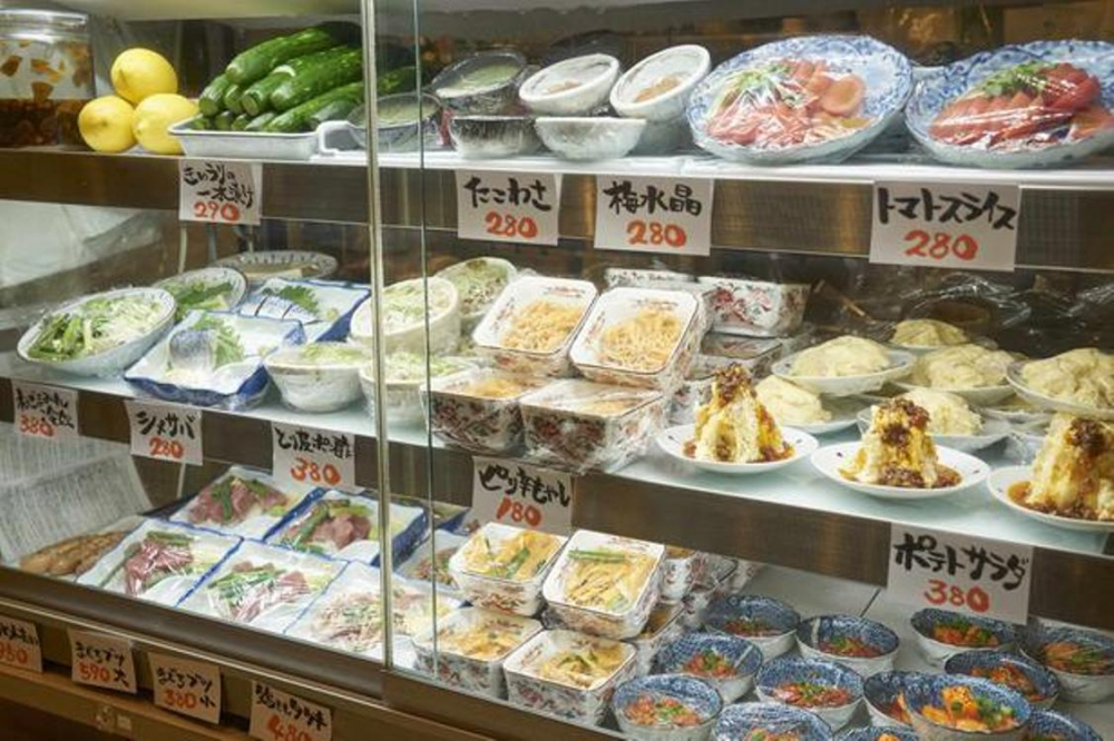 “Gyoza no Tacchan”. Pada showcase di dalam restoran biasanya tersusun sekitar 15 menu. Harga satu piring dimulai dari 194 yen.