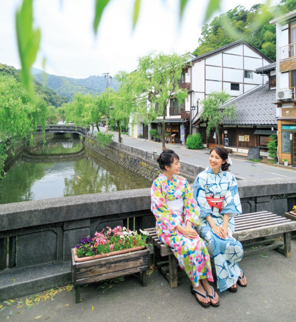 Sungai Otani-gawa yang mengalir di kota dan jejeran pohon dedalu adalah representasi dari Kinosaki