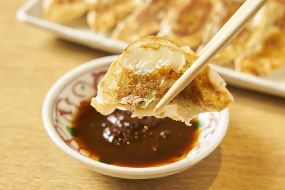 Tare/saus untuk gyoza dapat dibuat sesuai selera. Golden rationya adalah niku miso/miso dengan campuran daging 2 : shoyu/kecap Jepang 1 : cuka 1