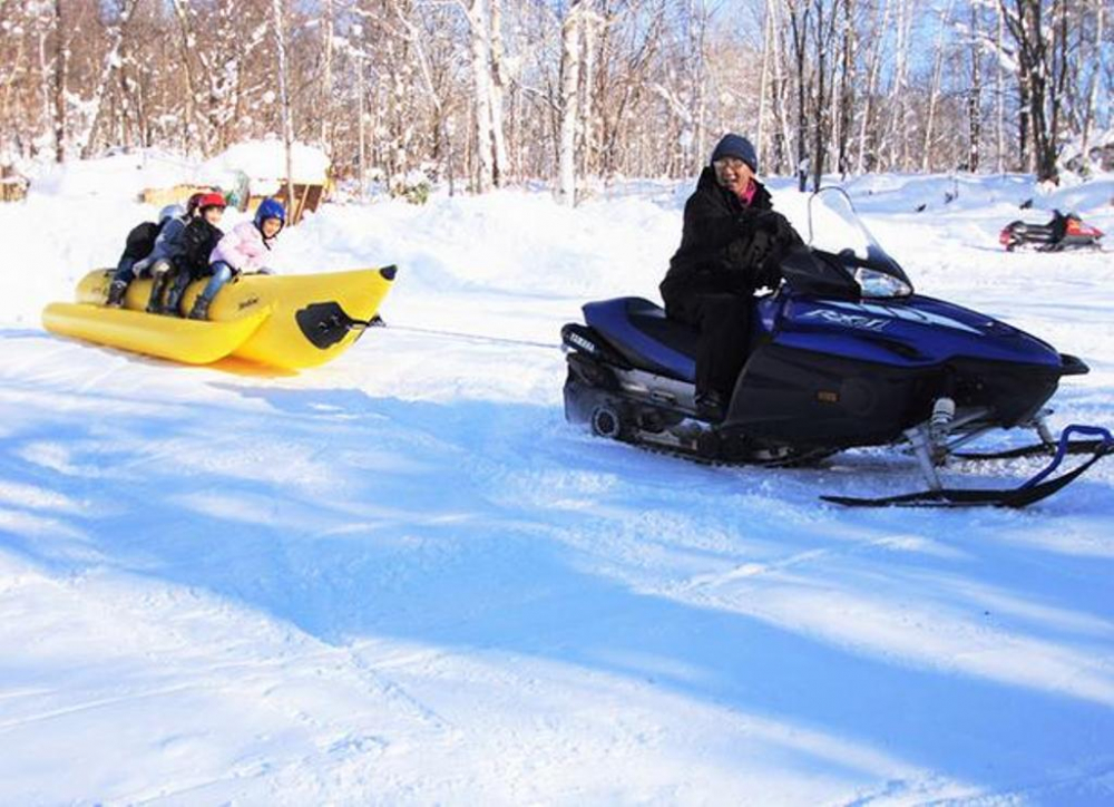 Banana boat yang ditarik dengan snowmobile. Berbeda dengan kegiatan banana boat di laut, di sini kita bisa merasakan langsung permukaan jalan yang tidak rata. 