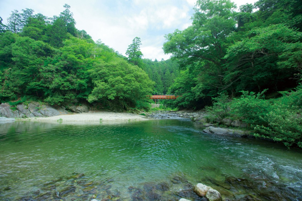 Yumebuchi tempat sungai Hiura-gawa, Kidzu-gawa, dan Shigo-gawa menyatukan alirannya. Aliran jernih yang terlihat seperti warna biru tua merupakan pemandangan yang cocok dengan tempat sakral negara dewi air. Terlihat cantik di pagi hari yang cerah