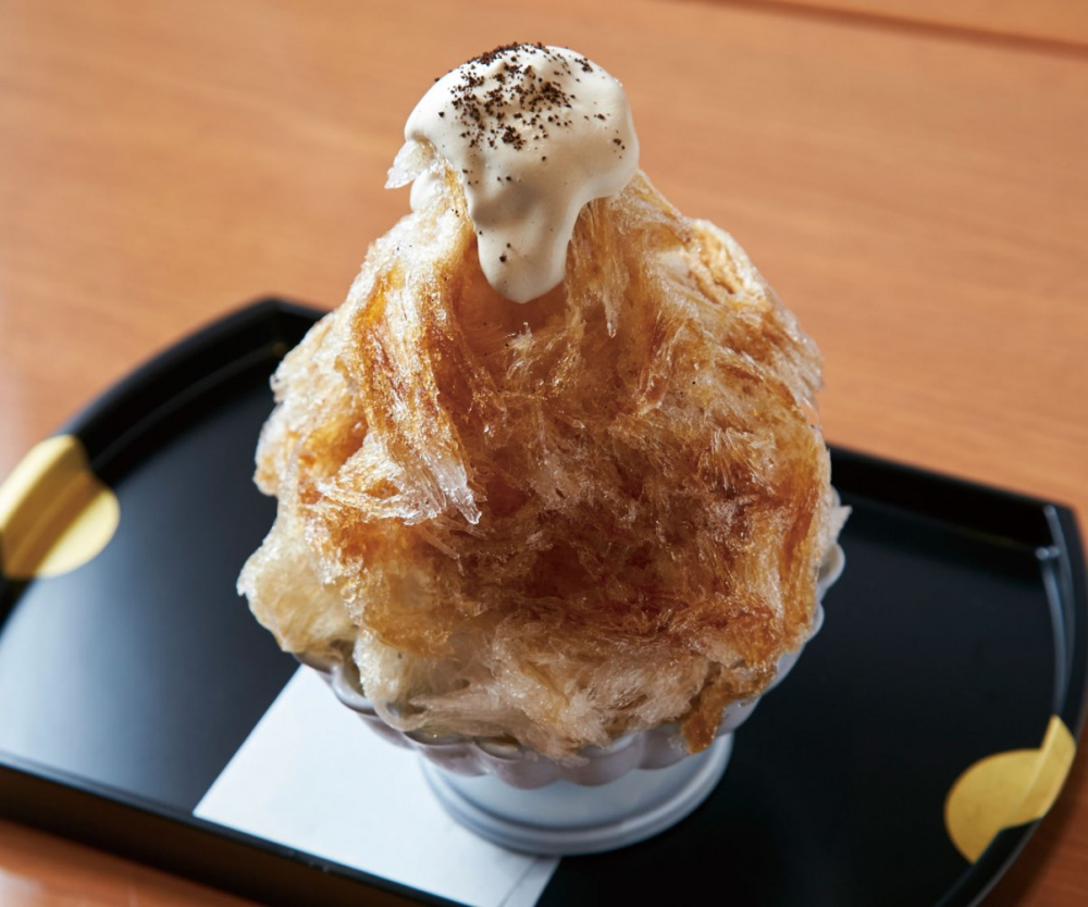 Es serut yang dijual terbatas saat musim panas Kopi Wasanbon (1.080 yen). Hidangan ini dibuat dari es alami dari Nikko, Shogetsu Himuro.