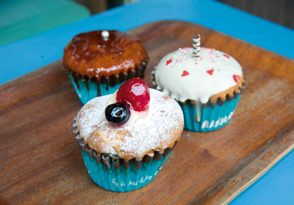 Dari depan searah jarum jam, Berry & Berry Cheesecake Muffin, Creme Brulee Muffin, Birthday Muffin 