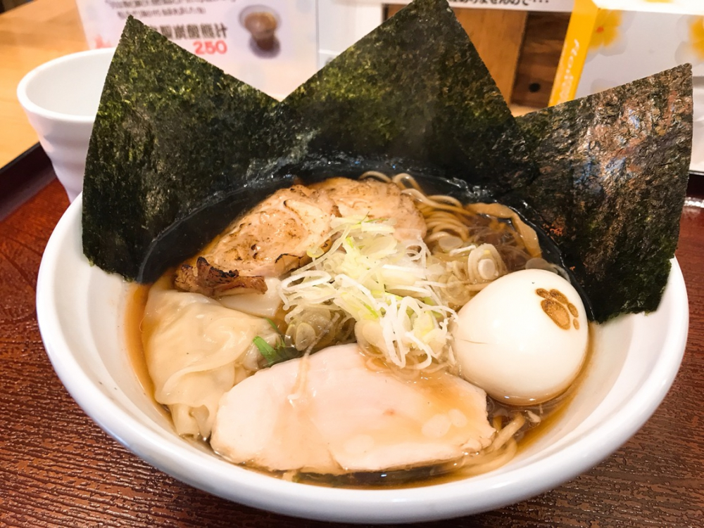 “Soy Sauce Ramen with Special Topping” seharga 950 yen