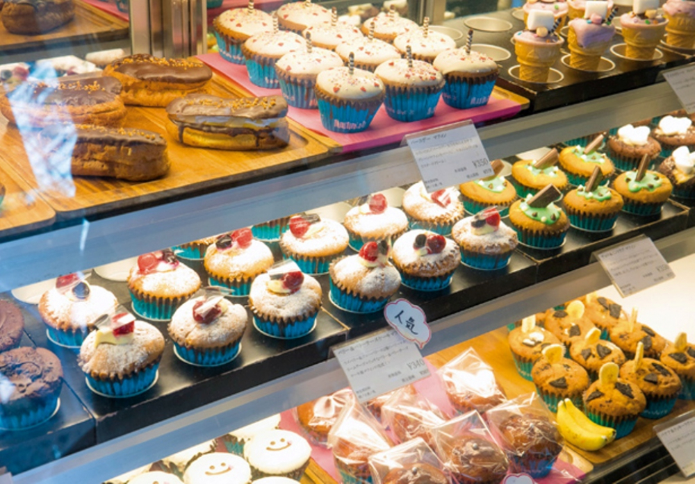 Muffin warna-warni di dalam kotak display, banyak varian jadi susah memilih