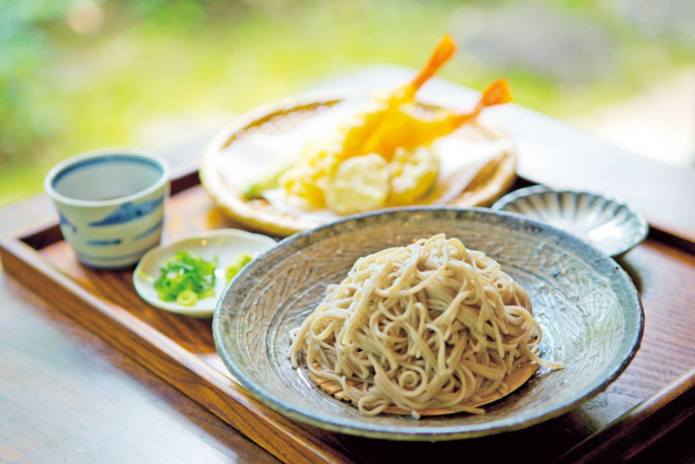 Set tempura mori soba berisi udang, tempura renyah dari sayuran