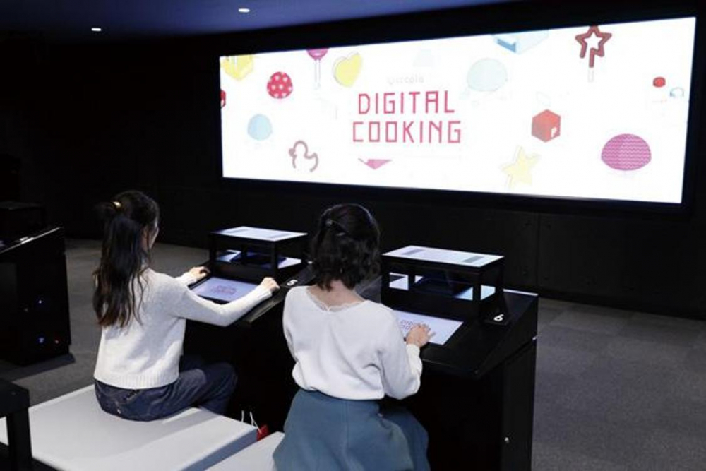 Di ruangan digital, pengunjung dapat mencoba membuat makanan ringan menggunakan digital cooking