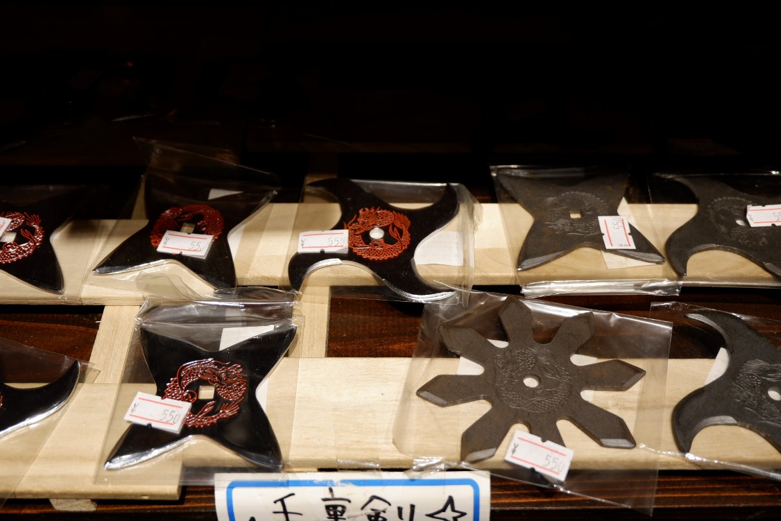 Memoribilia dan artefak bertema Ninja dijual di toko yang ada di dekat tempat penerimaan tamu.