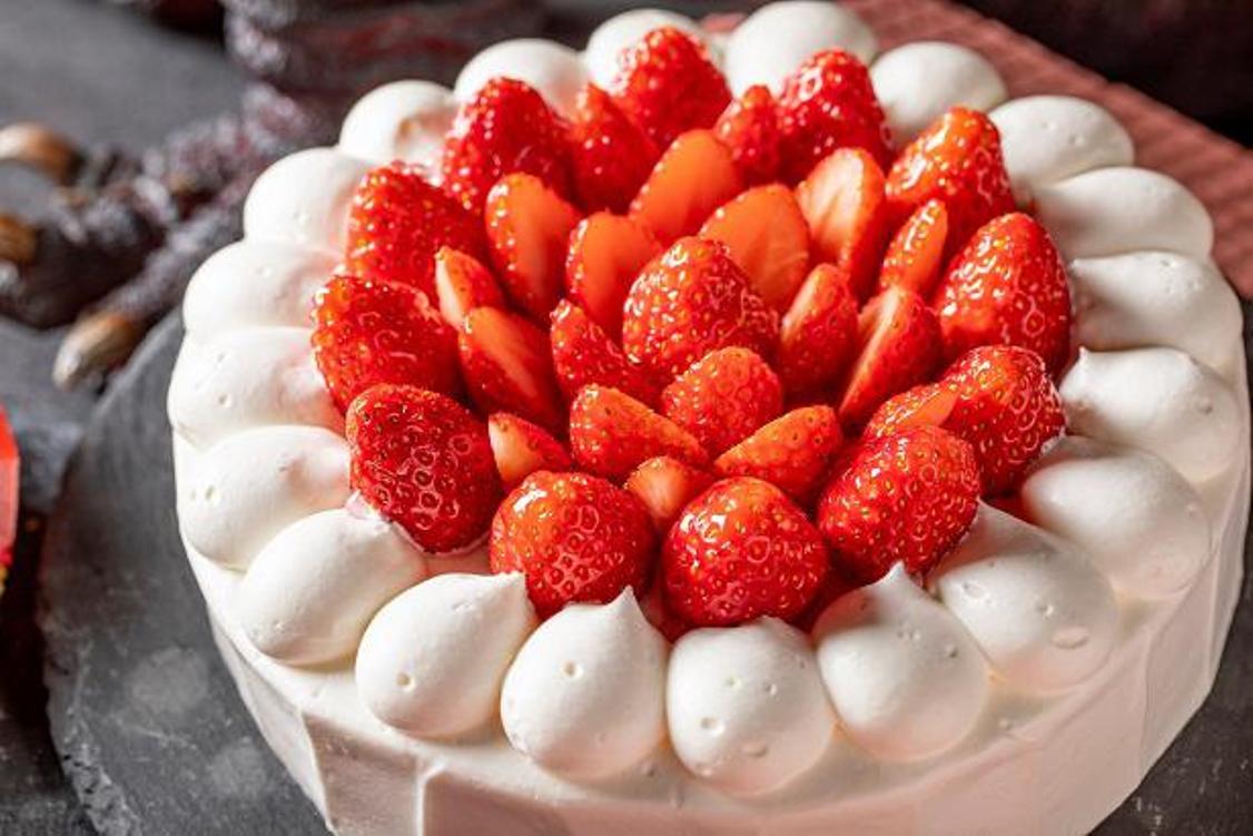 Shortcake spesial buatan patisserie ahli ini memang ‘king of cake’. Kontras dari warna merah dan putihnya cantik!