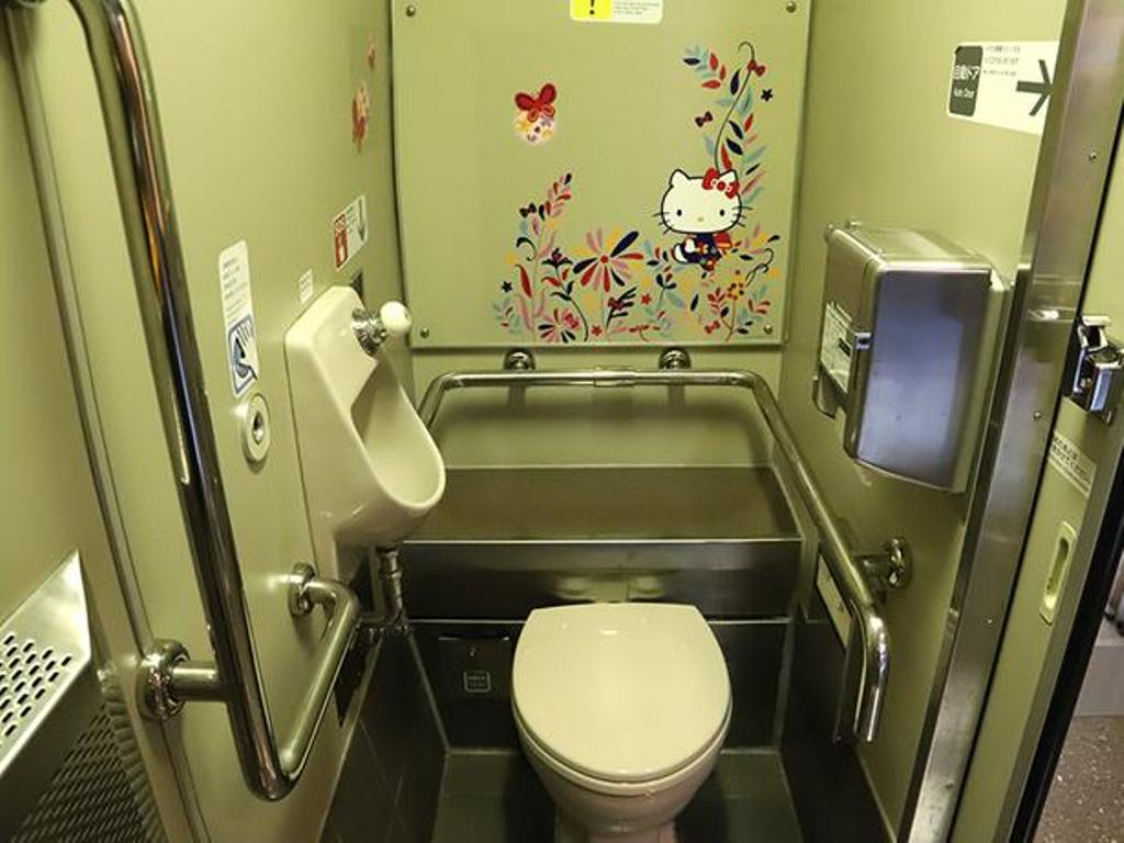 Desain Hello Kitty pada kamar mandi dan wastafel