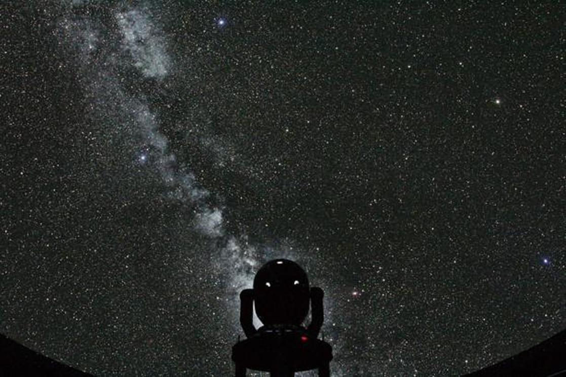 Selain langit berbintang, proyektor MEGASTAR-IIB pun menampilkan pemandangan galaksi yang lebih jauh.