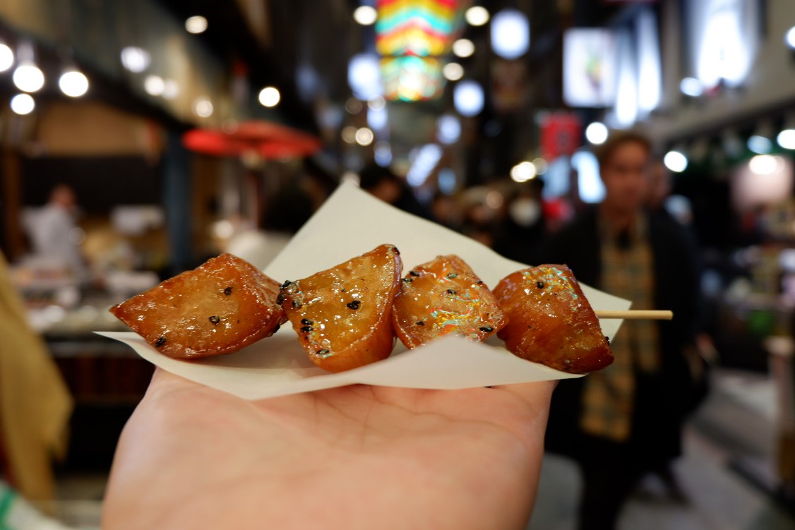 Jajanan kaki lima di Pasar Nishiki 