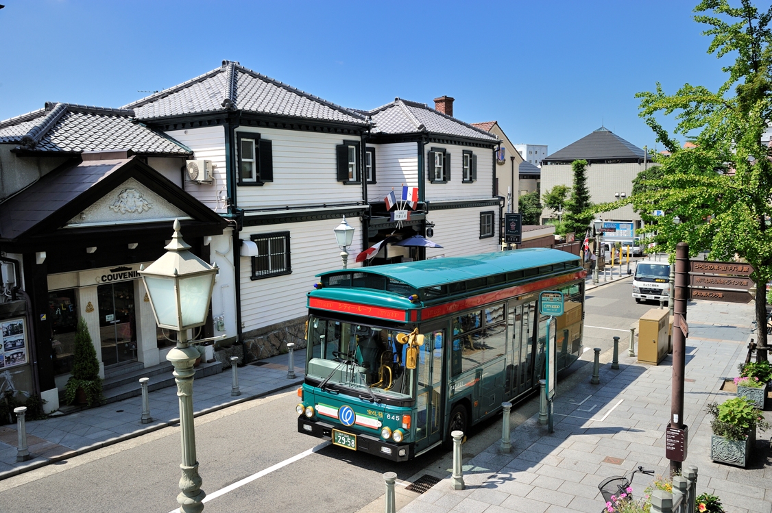 Berkeliling kota dengan City Loop Bus (bus wisata yang rutenya tetap). ©KOBE TOURISM BUREAU