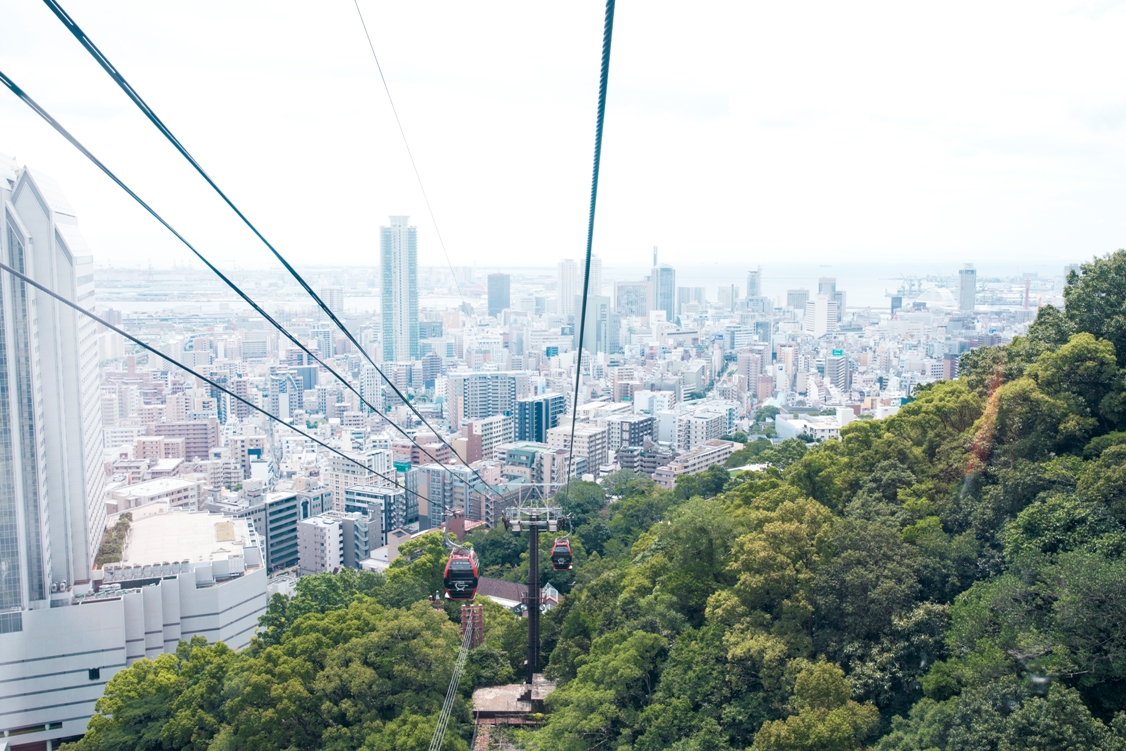 Untuk menuju Taman Herbal Kobe, Anda bisa hiking sampai atas atau naik kereta gantung (ada diskon untuk pengguna Kyushu Thru Pass). 