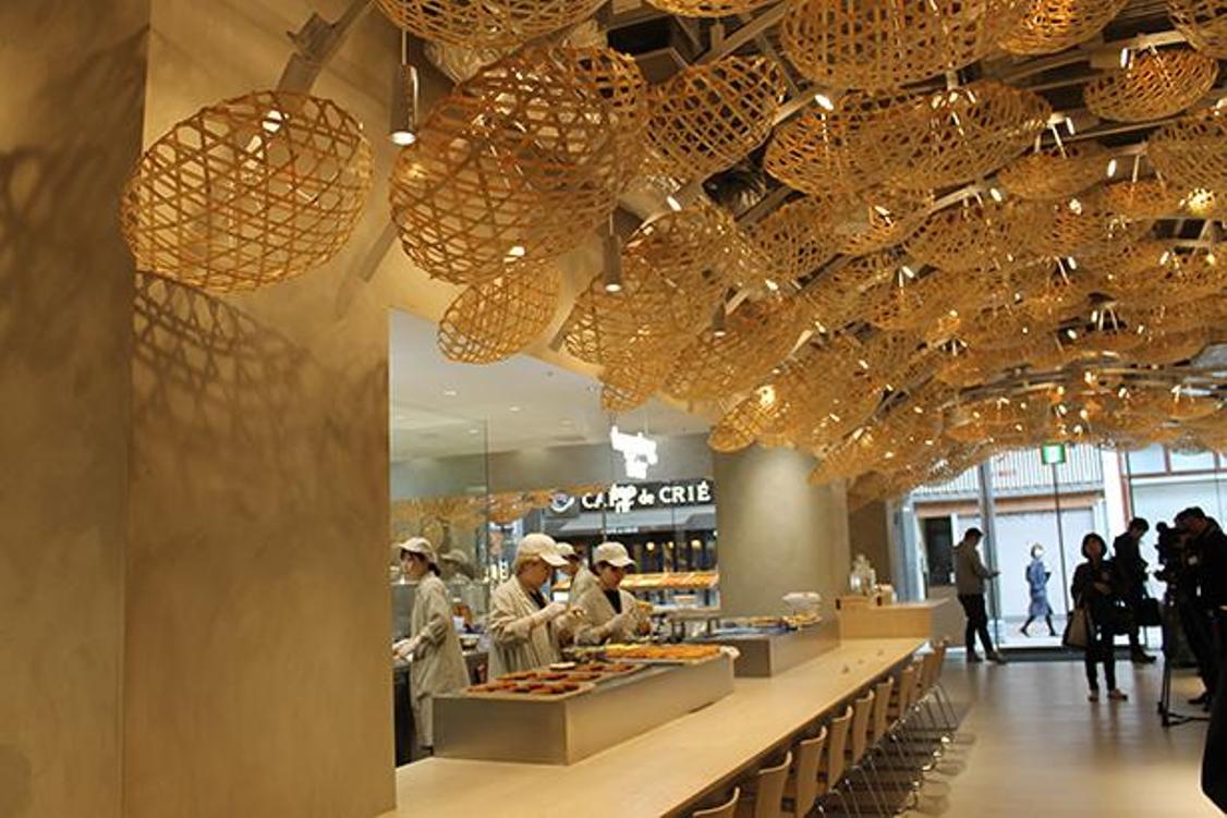 Keranjang bambu yang khusus dibuat ini digunakan sebagai detail hiasan interior dari toko 