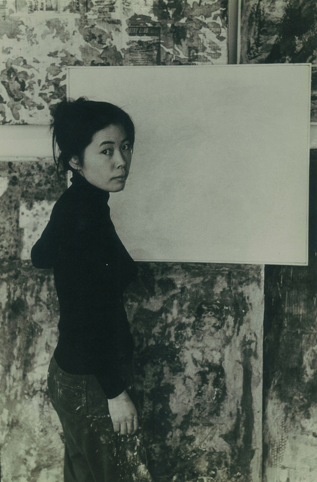 Kusama di studio miliknya tahun 1958, difoto oleh Ken Van Sickle