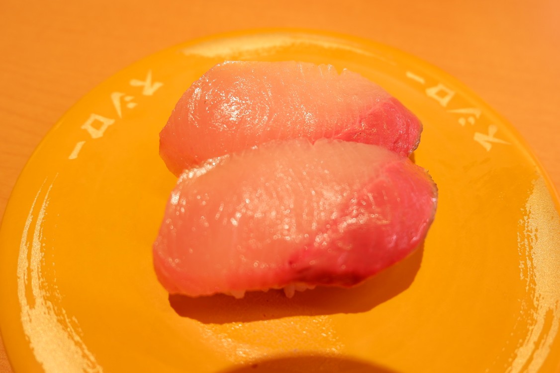 Hamachi Sushi (120 yen sebelum pajak)